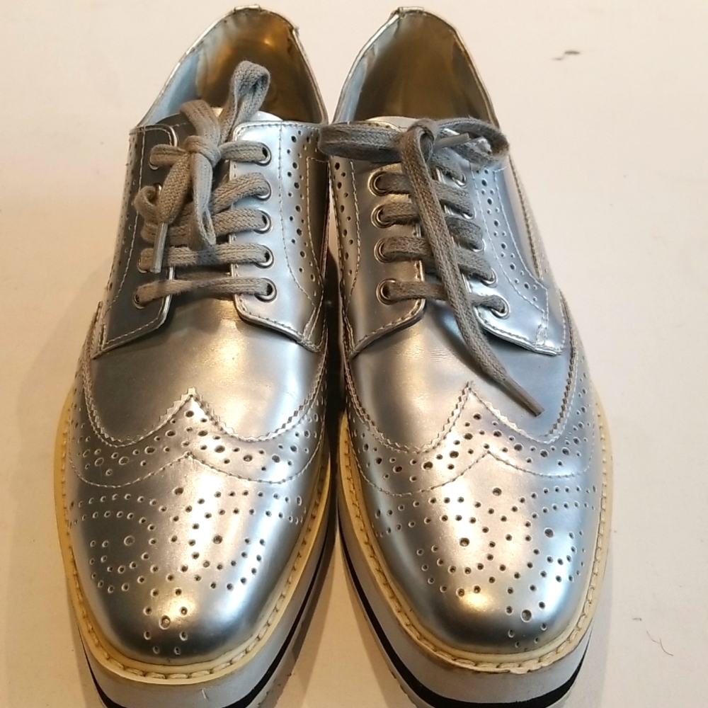 PRADA Silver metallic bragued these oxford features a metallic leather